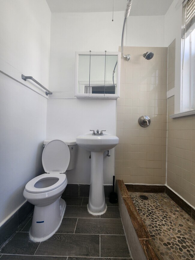 Building Photo - 1058 W Columbia Ave