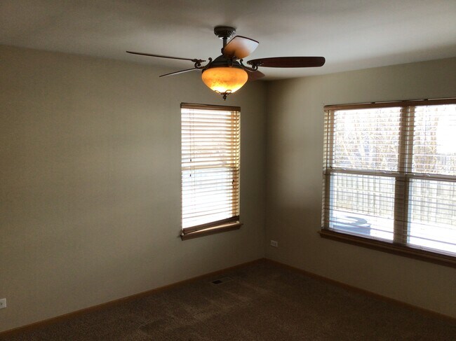 Building Photo - 560 S Annandale Dr