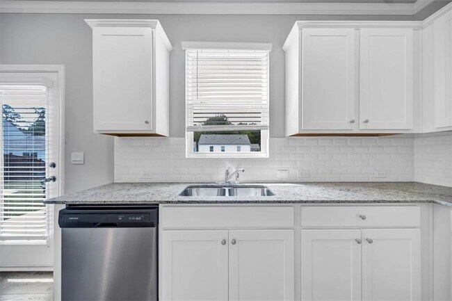 Building Photo - 167 Fernbrook Trl