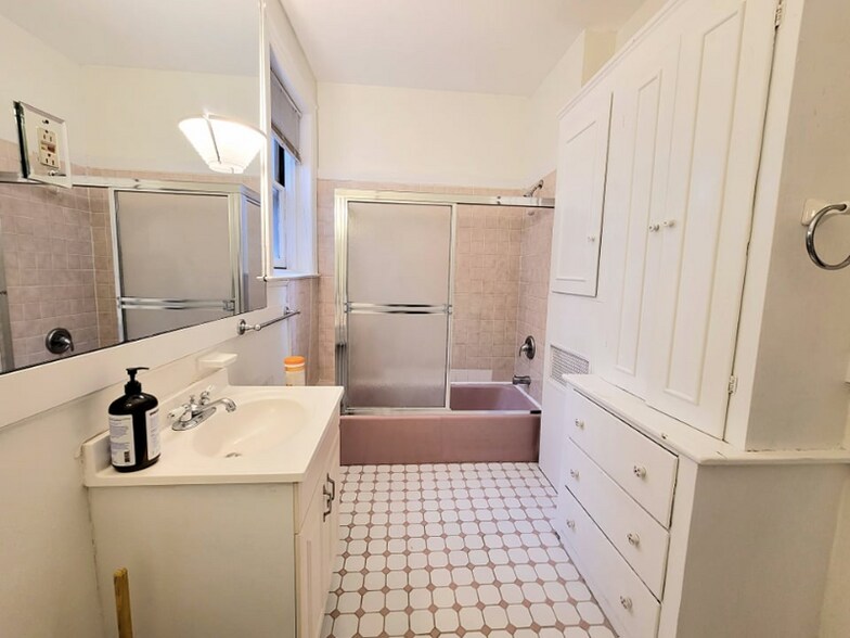 Building Photo - 1056 Beacon St