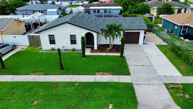 Building Photo - Newly Remodeled 3/2 with Pool