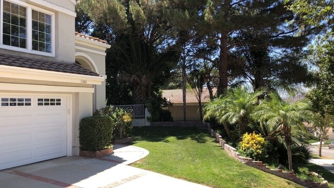 Building Photo - Stunning Sierra Del pro view home!