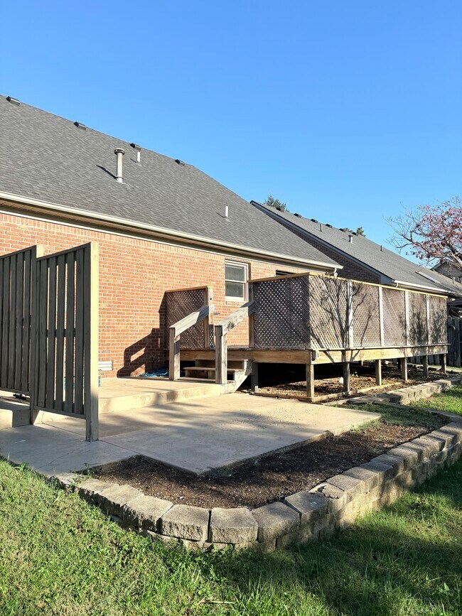 Building Photo - 747 Steeplechase Way