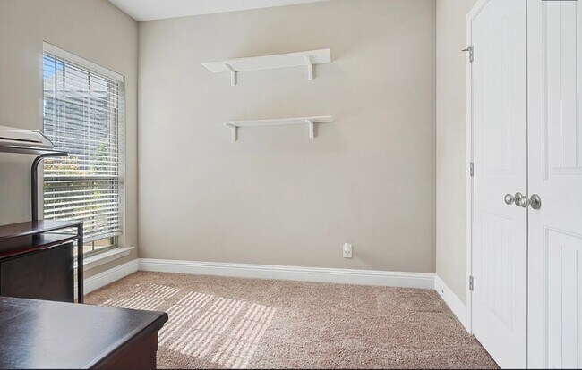 Building Photo - 2492 Bentridge Dr W