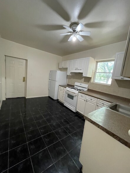 Building Photo - 1656 N Linder Ave
