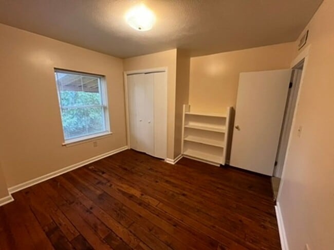 Building Photo - Charming 4 Bedroom 2 bath apartment near d...