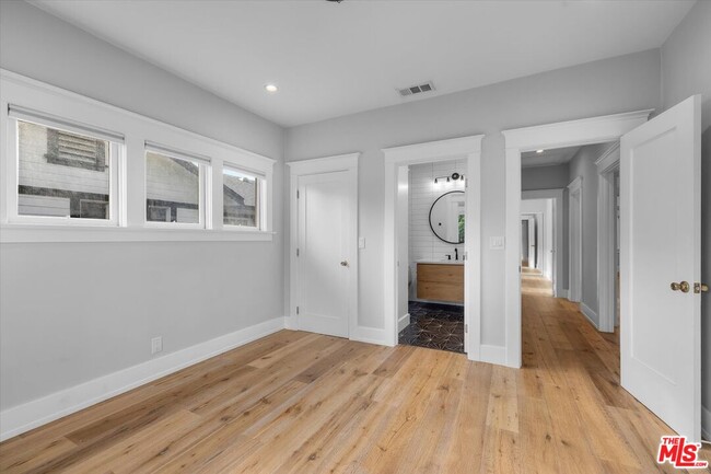 Building Photo - 1828 W 43rd Pl