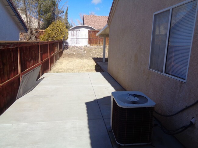 Building Photo - Cute and Clean 2 Bedroom Rosamond Home