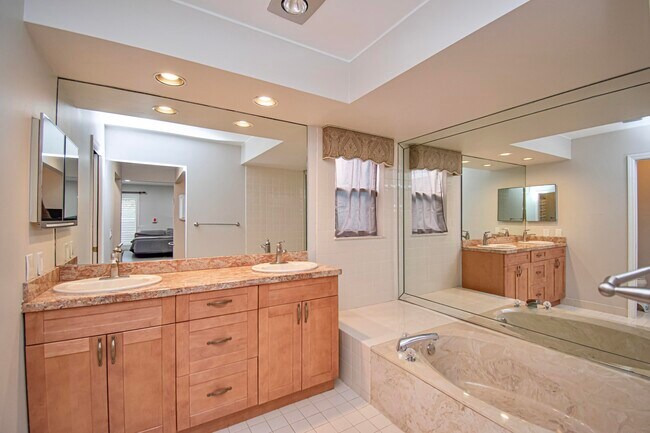 Building Photo - 6805 Allegre Ct