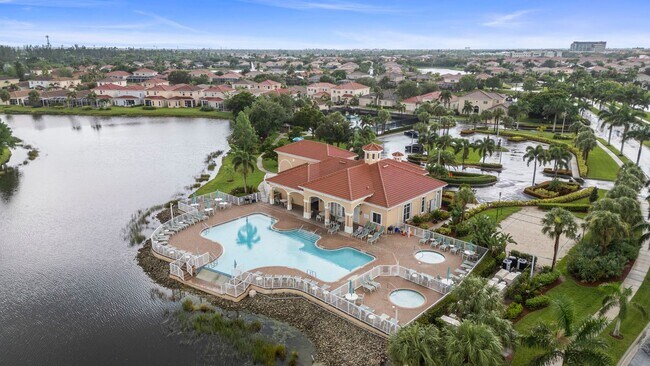 Building Photo - Beautiful Townhome in Laguna lakes 3 bedro...