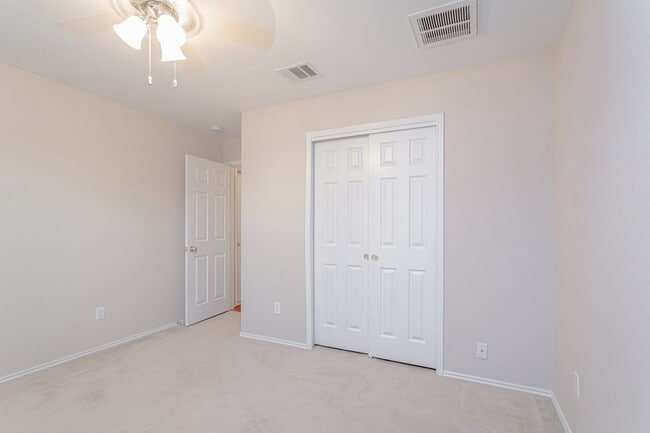 Building Photo - Inviting 4/BR 2/BA Home with Spacious Back...