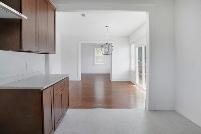 Building Photo - Renovated 2 bedroom 1 bathroom with office space Baldwin Park