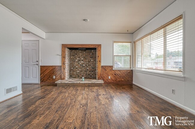 Building Photo - Single-Level 2 Bedroom Home with A/C & Large Backyard