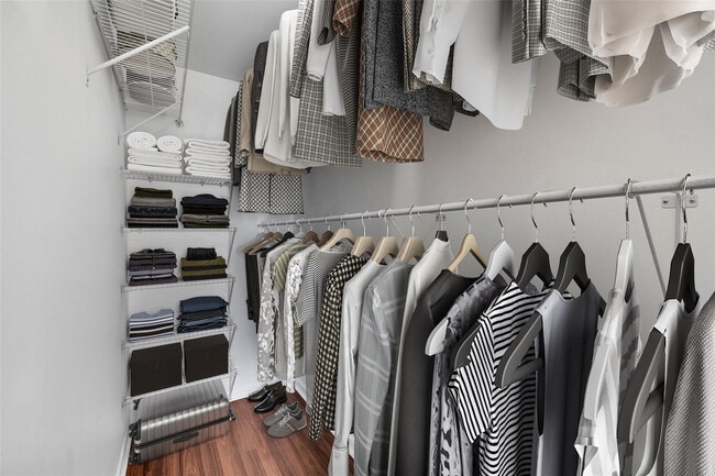 Building Photo - 486 Fanshaw L