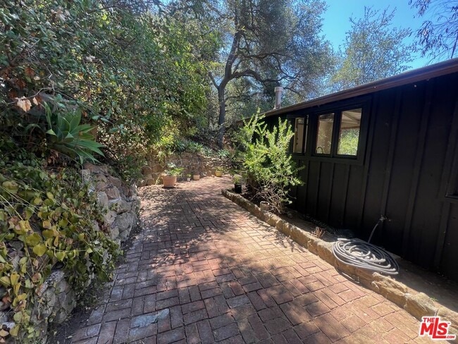 Building Photo - 764 Old Topanga Canyon Rd