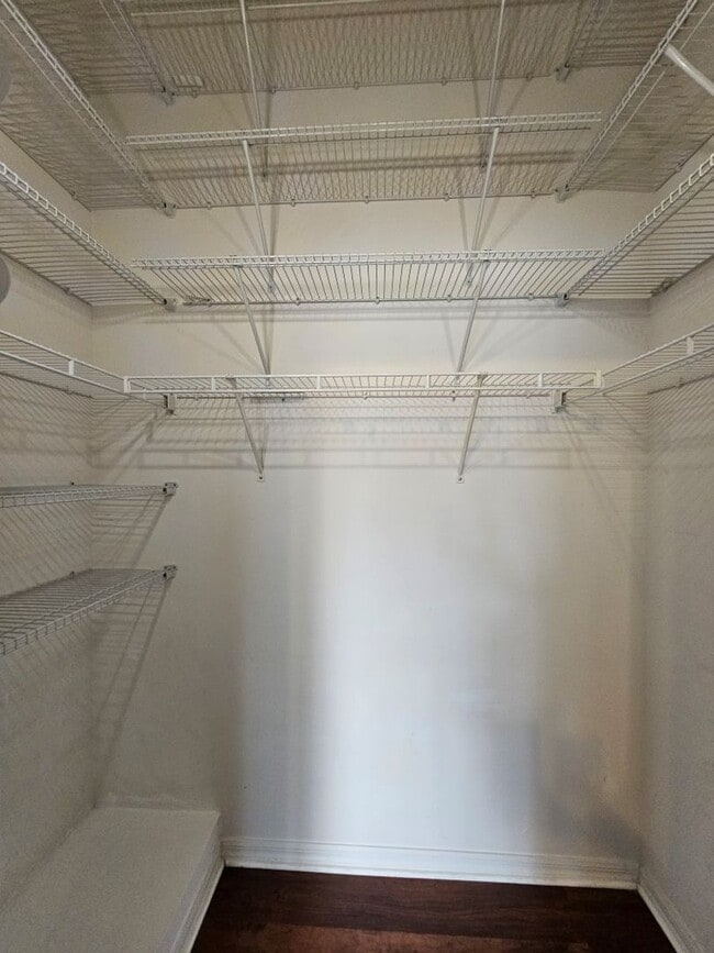 Building Photo - Beautiful 2/2.5 Townhouse