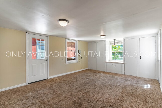 Building Photo - 10470 S Columbine Cir