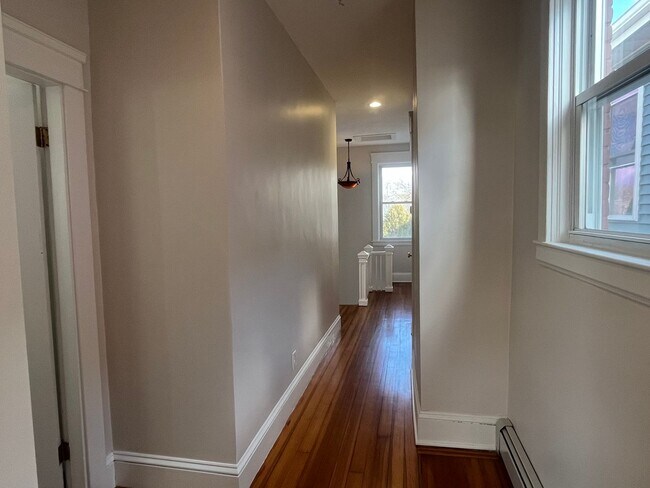 Building Photo - 98 Knight St