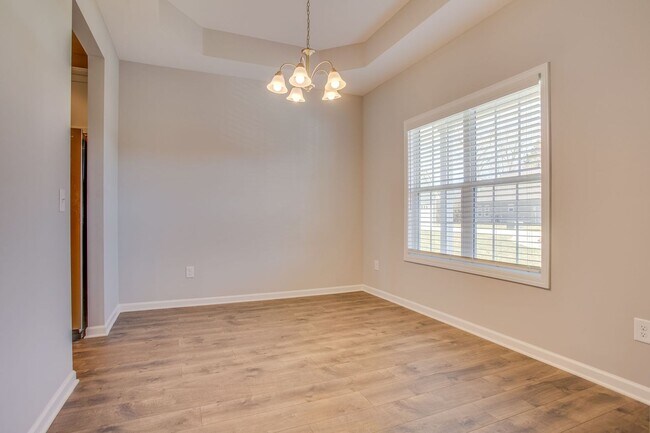 Building Photo - ***ASK ABOUT OUR FREE RENT SPECIAL (with a...