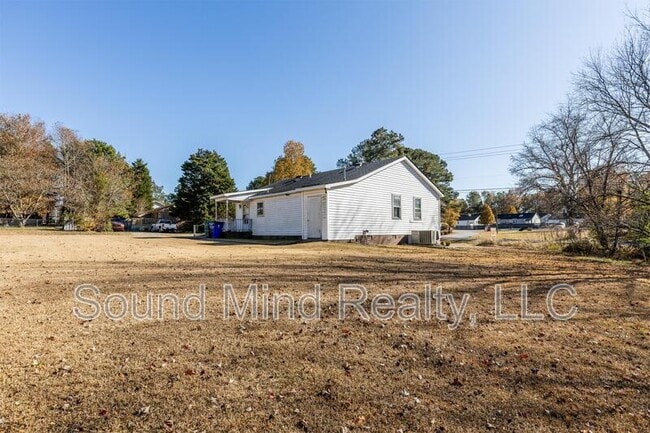 Building Photo - 700 Western Ave