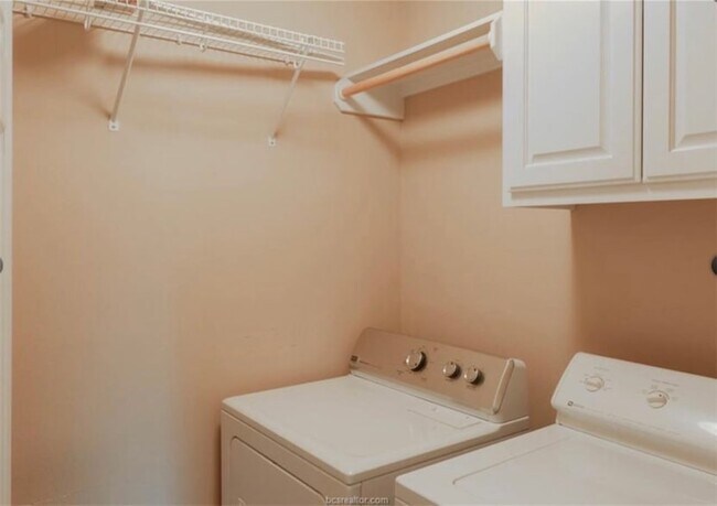 Building Photo - 4200 Colchester Ct