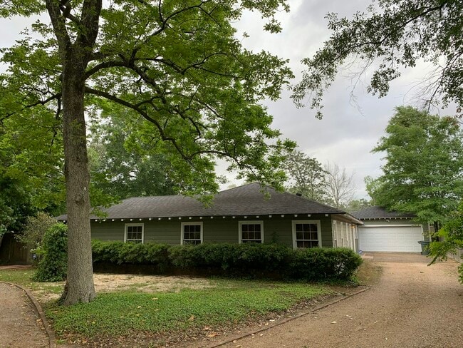 Primary Photo - 5590 Clinton St