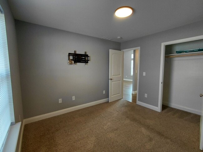 Building Photo - Beautiful home close to post