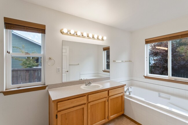 Building Photo - 3 Bed 2 Bath - Pet Friendly - Fenced Backyard - NAS  Whidbey