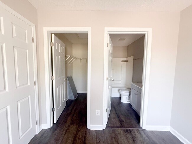 Building Photo - 480 W 4th St