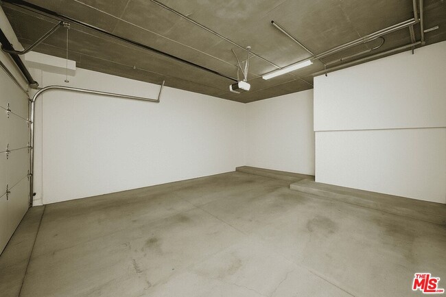 Building Photo - 2125 S Bentley Ave