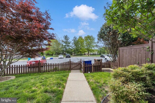 Building Photo - 4960 Clarendon Terrace