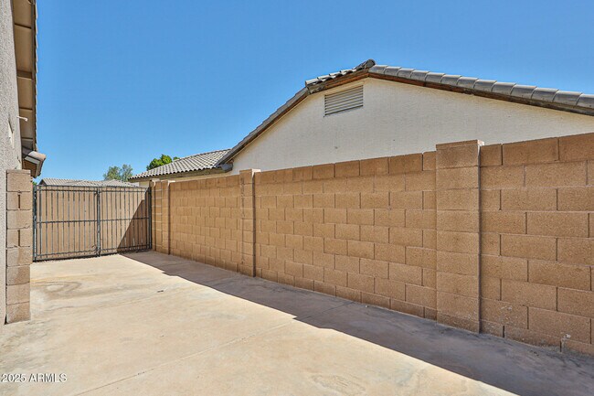 Building Photo - 13337 W Cottonwood St
