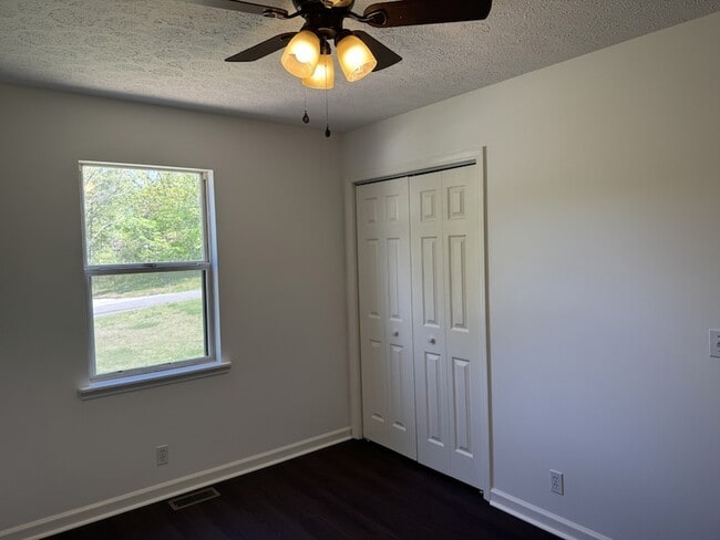 Building Photo - 10125 N Twin Springs Rd