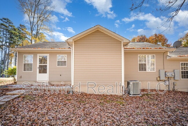 Building Photo - 290 South Cir NW