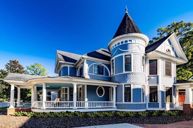 Building Photo - 205 SE 7th St