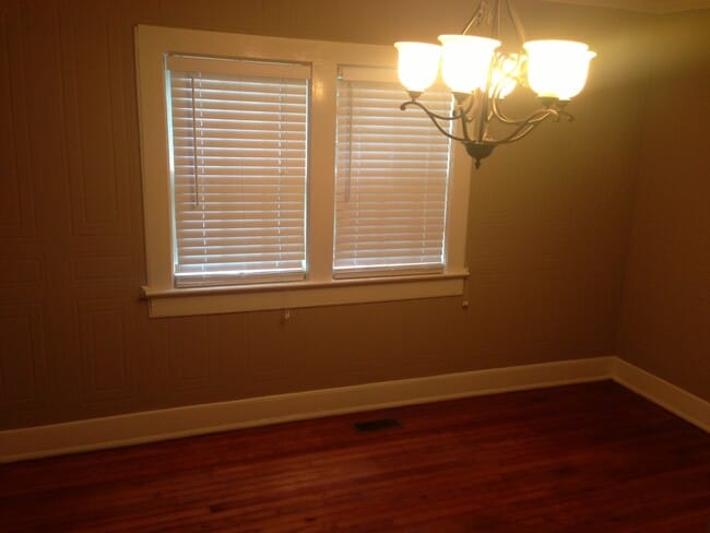 Building Photo - 818 E 9th St