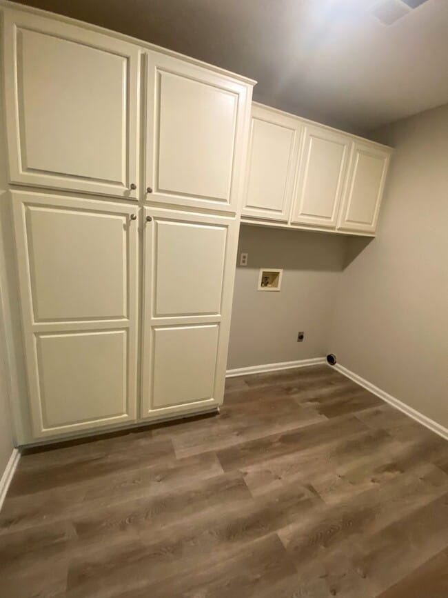 Building Photo - 4 bed, 2 bath spacious home on large lot i...