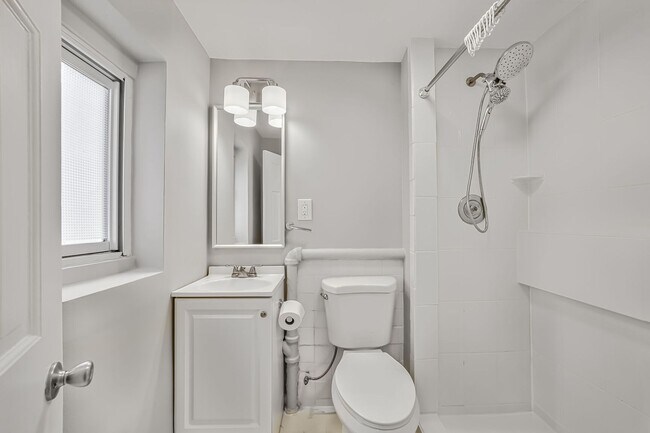 Building Photo - Available Now! 2 Bed / 1 Bath Rowhouse in ...
