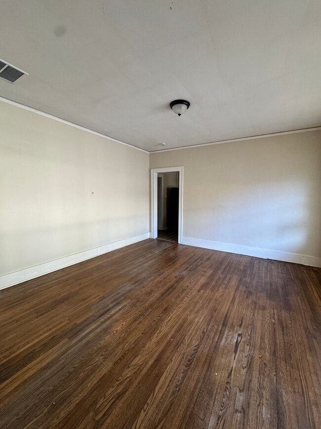 Building Photo - Historic Charm in Evergreen