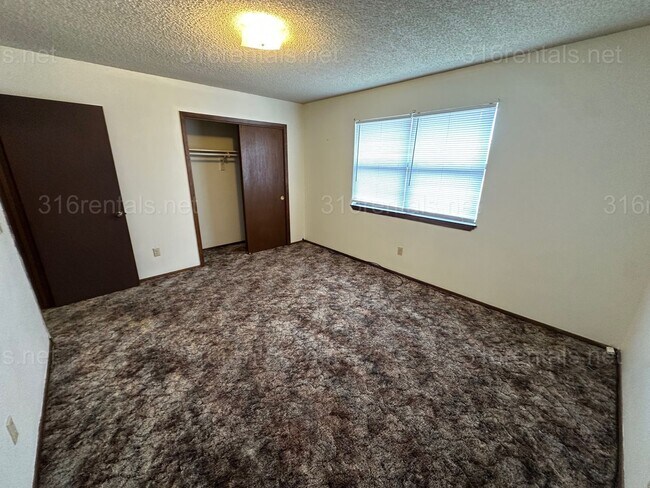 Building Photo - $750 - 2 bed 1 bath - Second floor Apartment