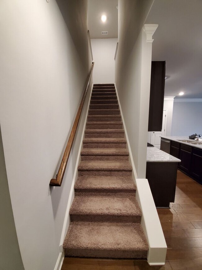 Building Photo - Charming 3-Bedroom Townhome with Stylish F...