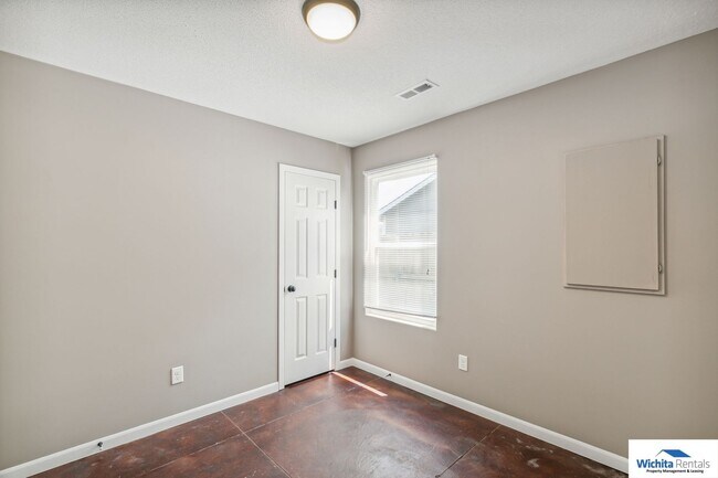 Building Photo - 3 bedroom, 2 bath duplex