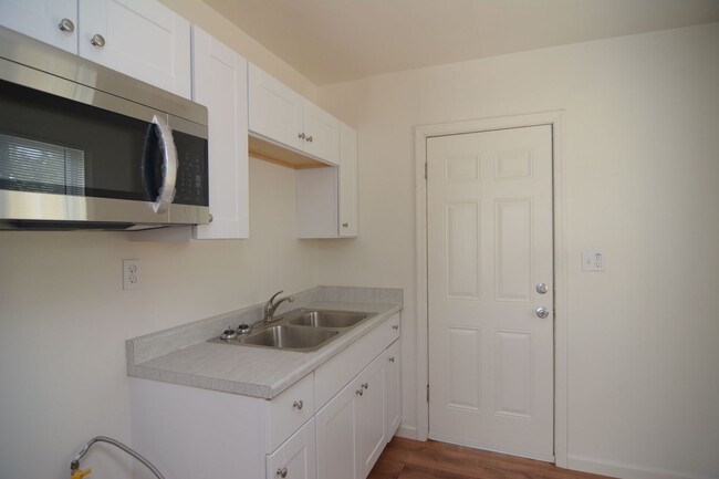 Building Photo - Remodeled 1 Bedroom 1 Bath Home! Great Wes...