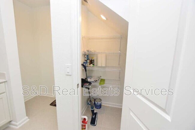 Building Photo - 349 Sol Vis Dr