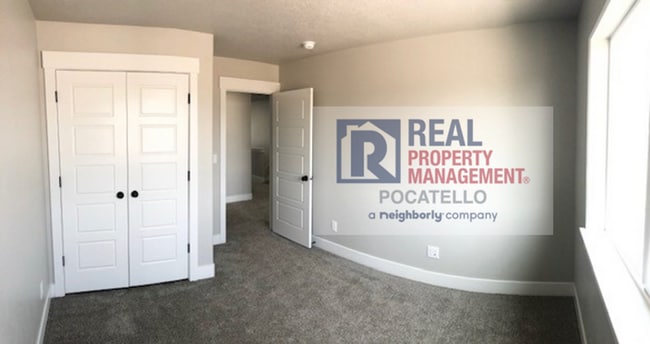 Building Photo - 3 Bedroom 2.5 Bath Townhome - 1 Car Garage