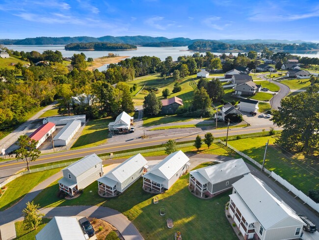 Building Photo - 1925 Lakeshore Dr