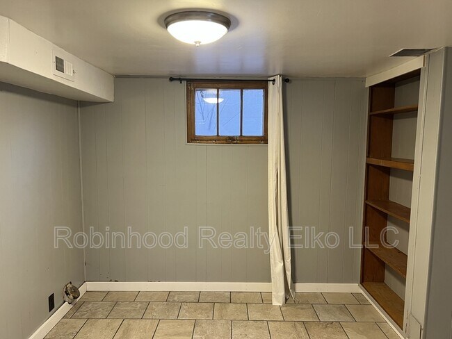 Building Photo - 272 W Cedar St