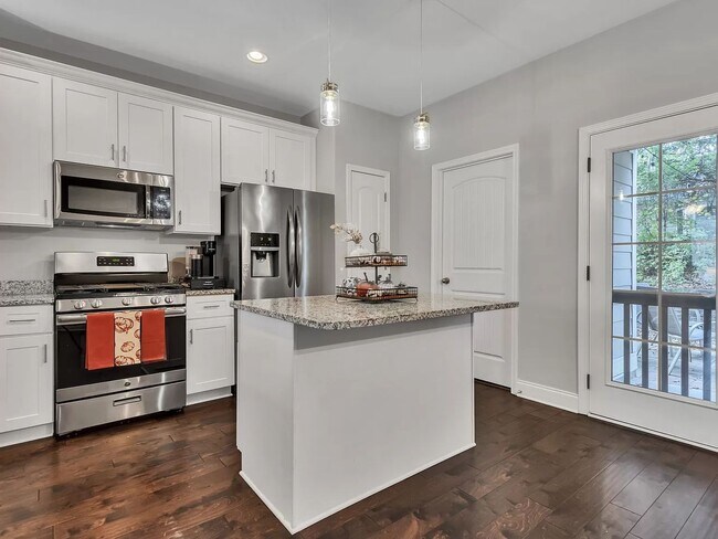 Building Photo - Luxury Bellevue Townhome in Harpeth Park