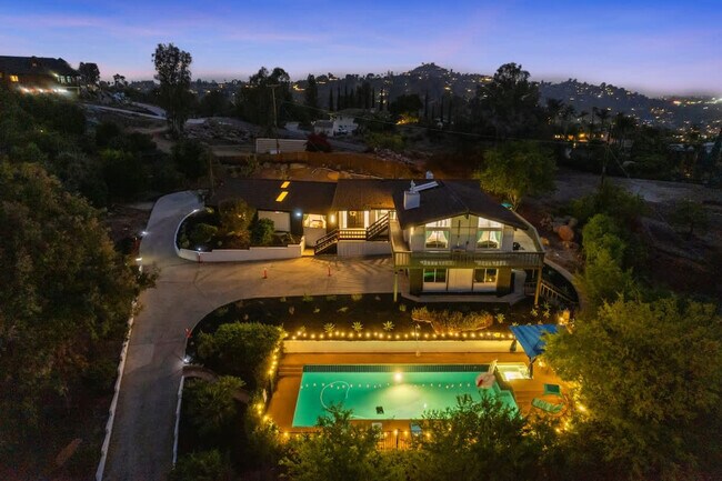 Building Photo - 5048 Bluff Pl