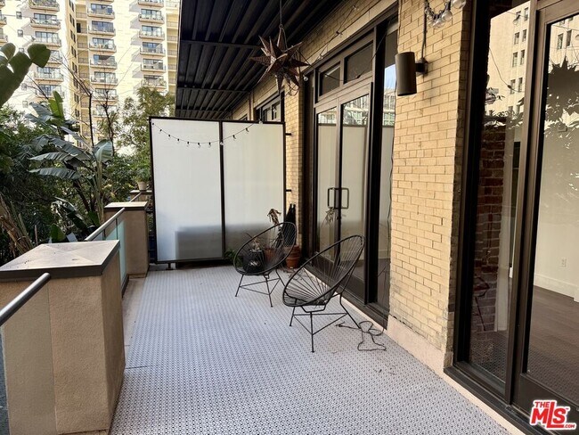 Building Photo - 460 S Spring St